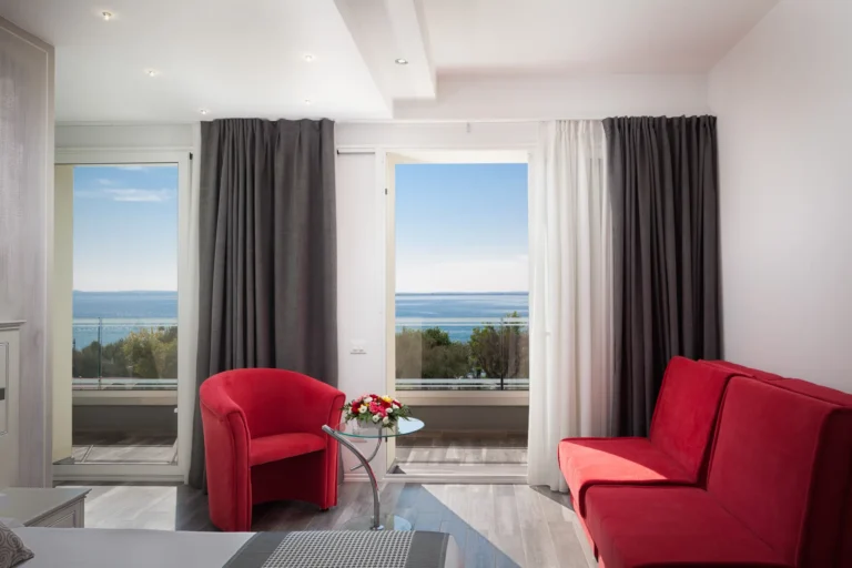 Cortinas limpias en un salón con vistas al mar en Marbella