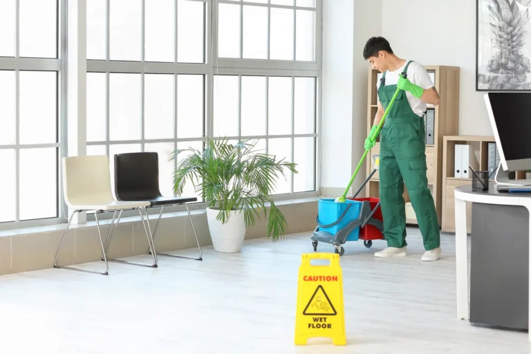 Profesional de MarbeClean realizando limpieza del hogar