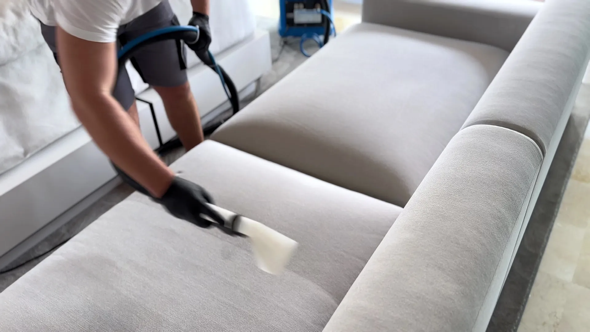 Limpieza de sofá blanco con equipo profesional